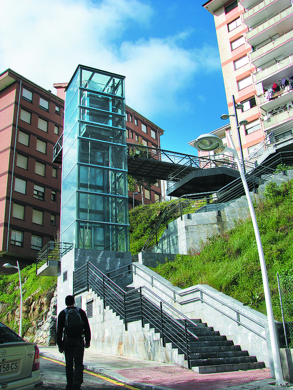 9.ESCALERAS Y ASCENSOR LARROTEGI LEKEITIO-b 